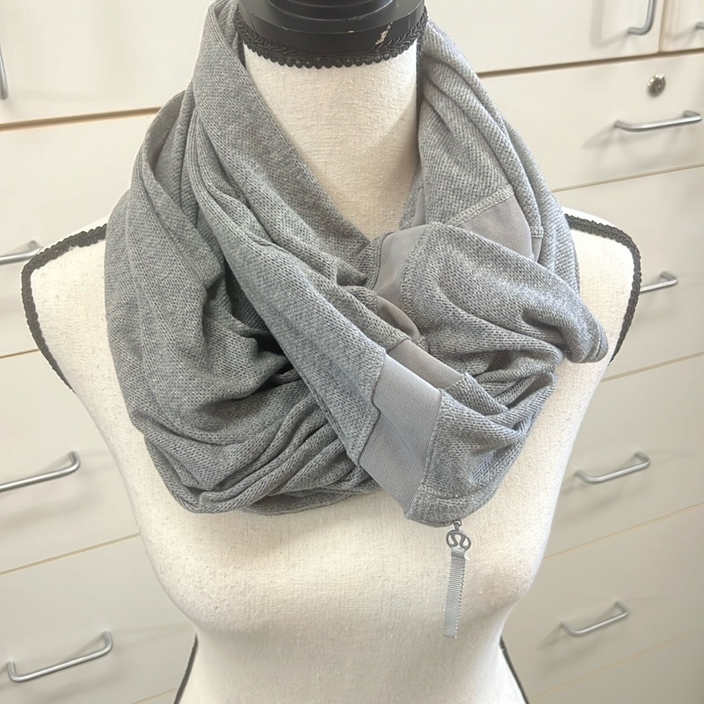 Lululemon Lightweight Performance Infinity SCARF Gray Mesh Zip Pocket Stretch